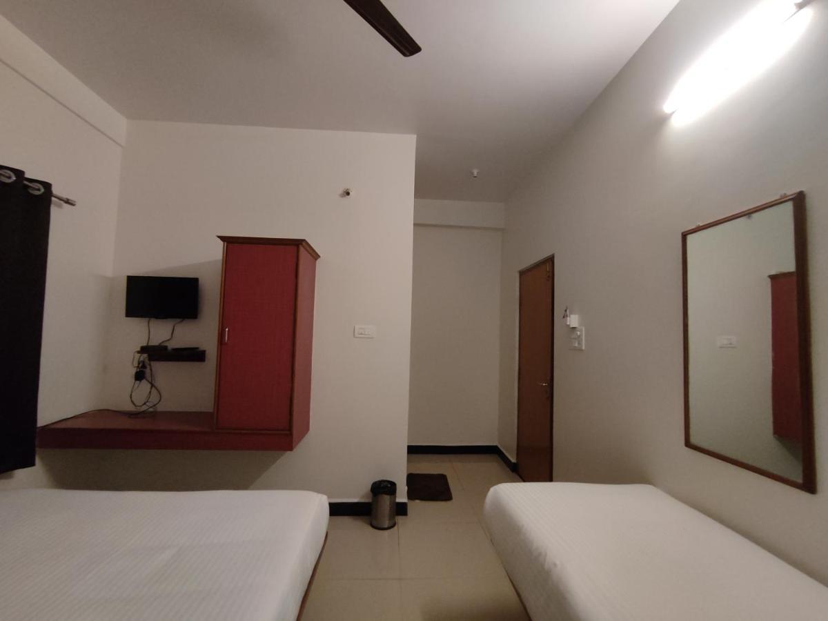 Ashray Residency Hotell Vanivilasa Puram Exteriör bild